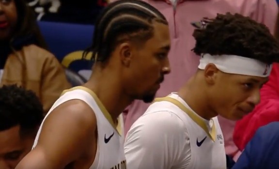 不仅会扔三分！墨菲抢断反击表演单臂滑翔拉满战斧劈扣！