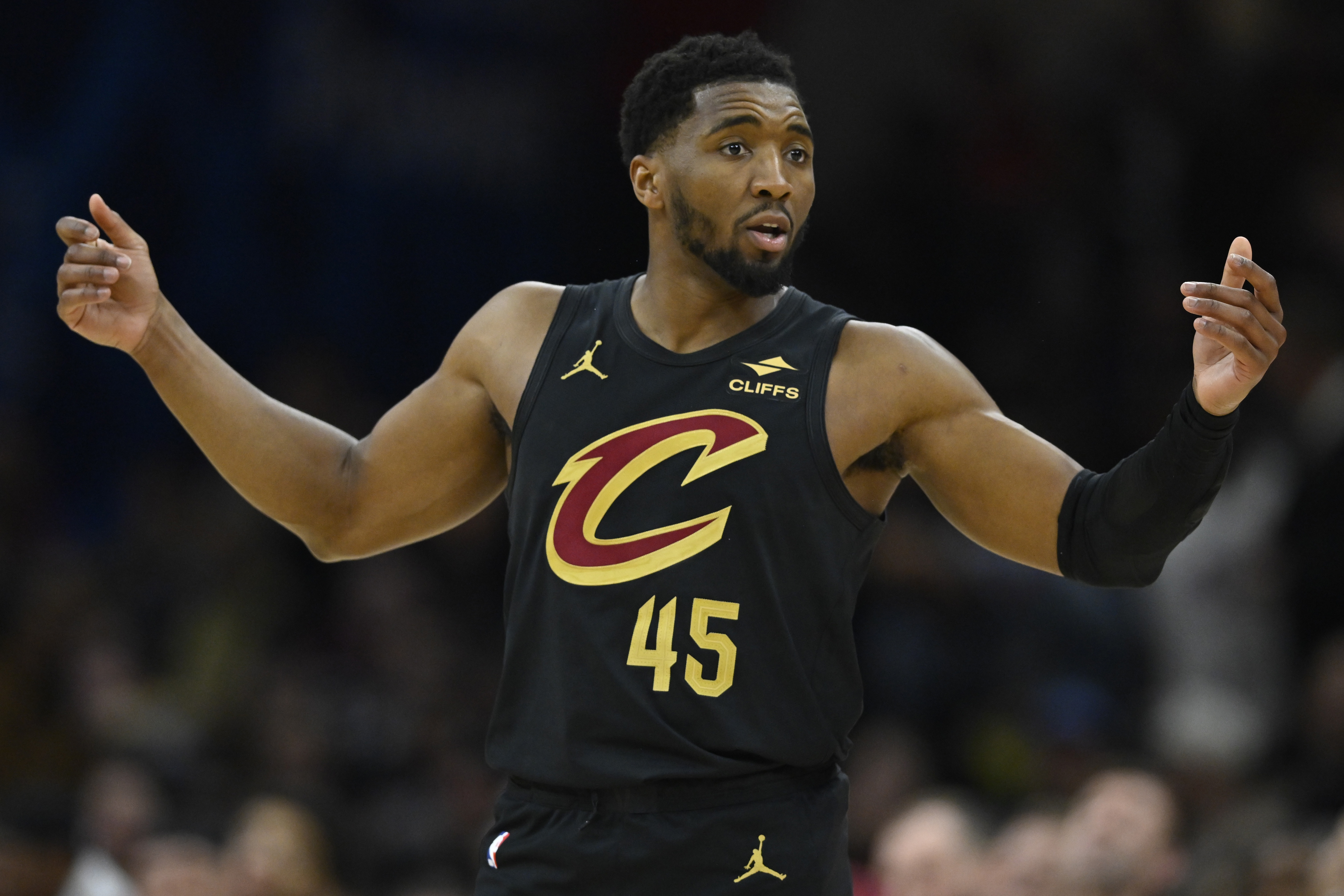 开云APP-再加把劲儿！米切尔半场首发17分钟 13中6&amp;三分4中1砍16分2板